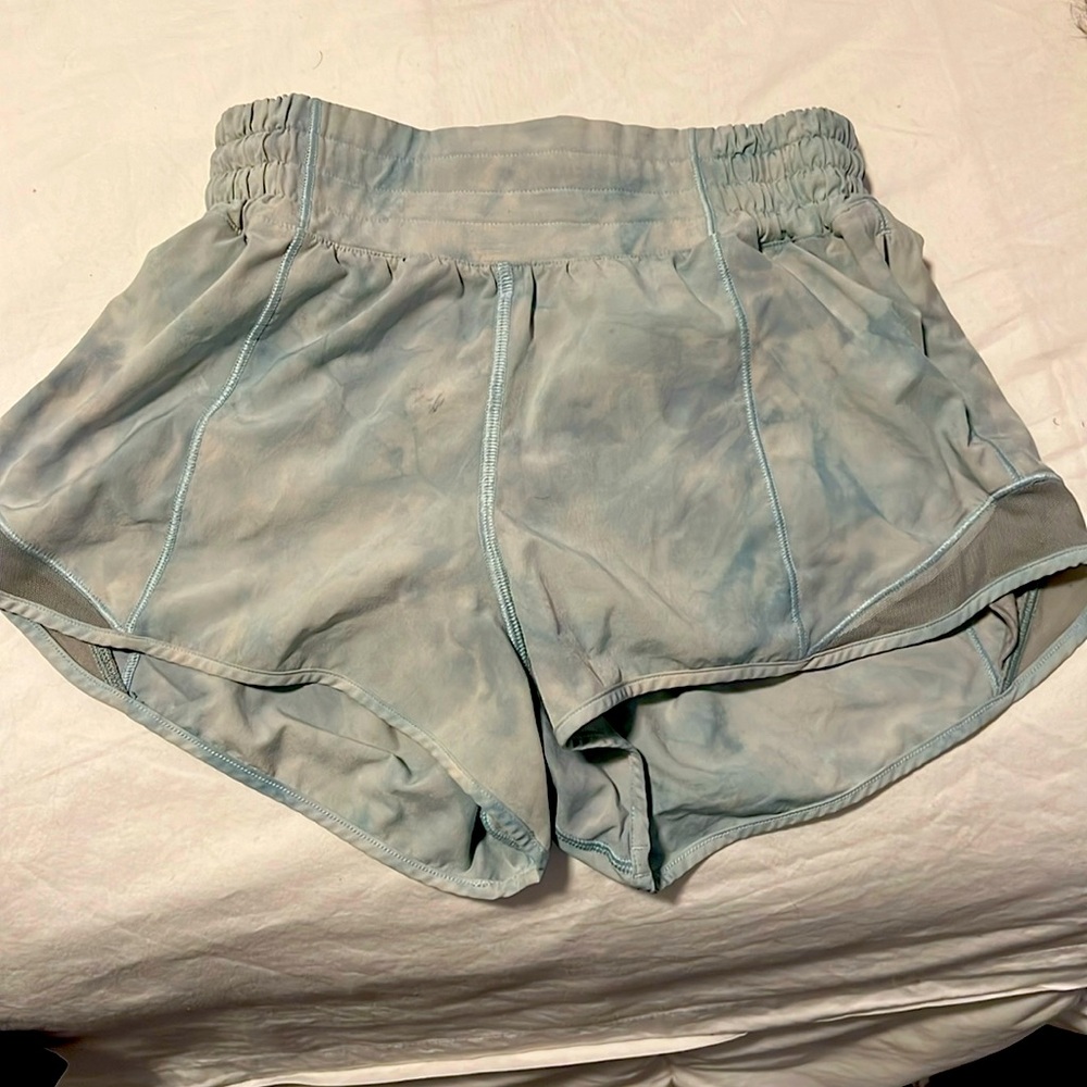 Lululemon 2.5 in high rise Hotty Hot shorts